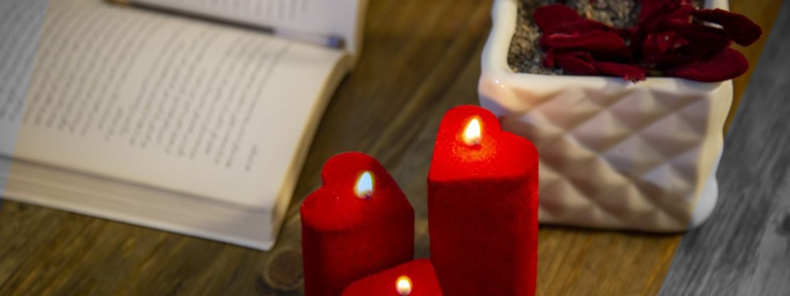 شمع قلب مخمل (Velvet Heart Candle)