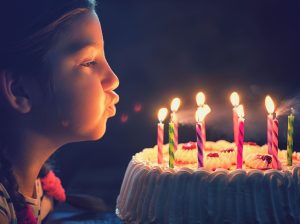 اولین کیک و شمع تولد در جهان